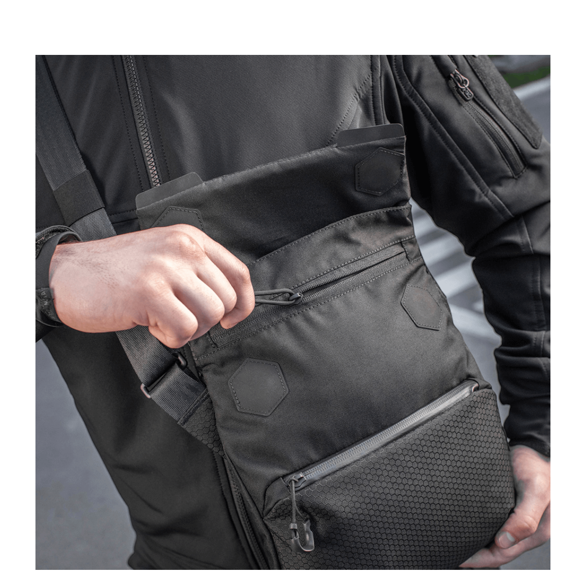 M-Tac Konvert Taske Elite i slidstærkt Cordura-materiale, justerbar skulderrem og magnetisk lukning for optimal komfort og tilgængelighed.