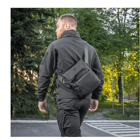 Mand iført M-Tac Konvert Taske Elite i skov omgivelser.