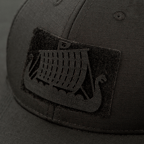 M-Tac Patch Drakkar Laser Cut – Vikingeskib fastgjort på sort kasket, viser et detaljeret drage-skib design skåret i Cordura 500D.