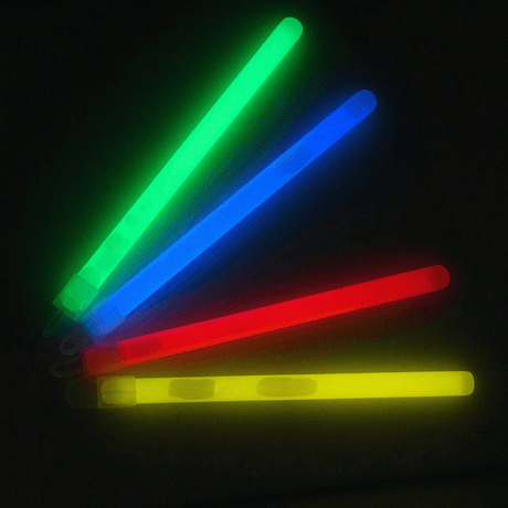 Farverige M-Tac Glow Stick 15 cm i mørke, viser grøn, blå, rød og gul belysning, perfekt til markering og signalering.