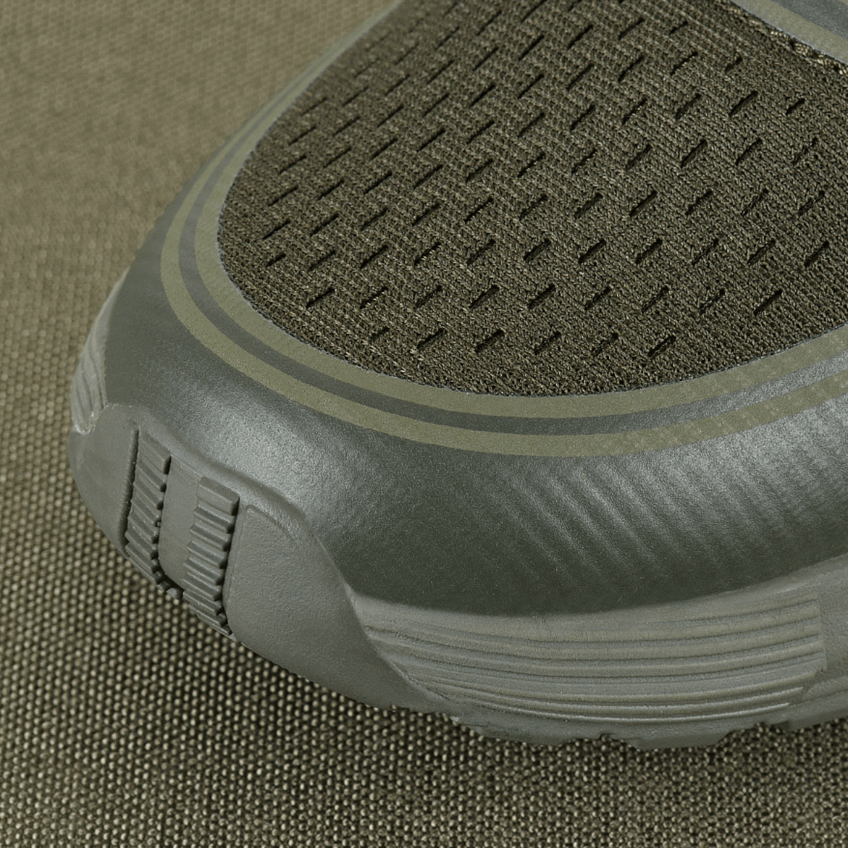 Nærbillede af M-Tac Tactical Summer Sport Sneakers med åndbare materialer og gummiforstærkning ved tåbeskyttelse, ideel til varmt vejr.