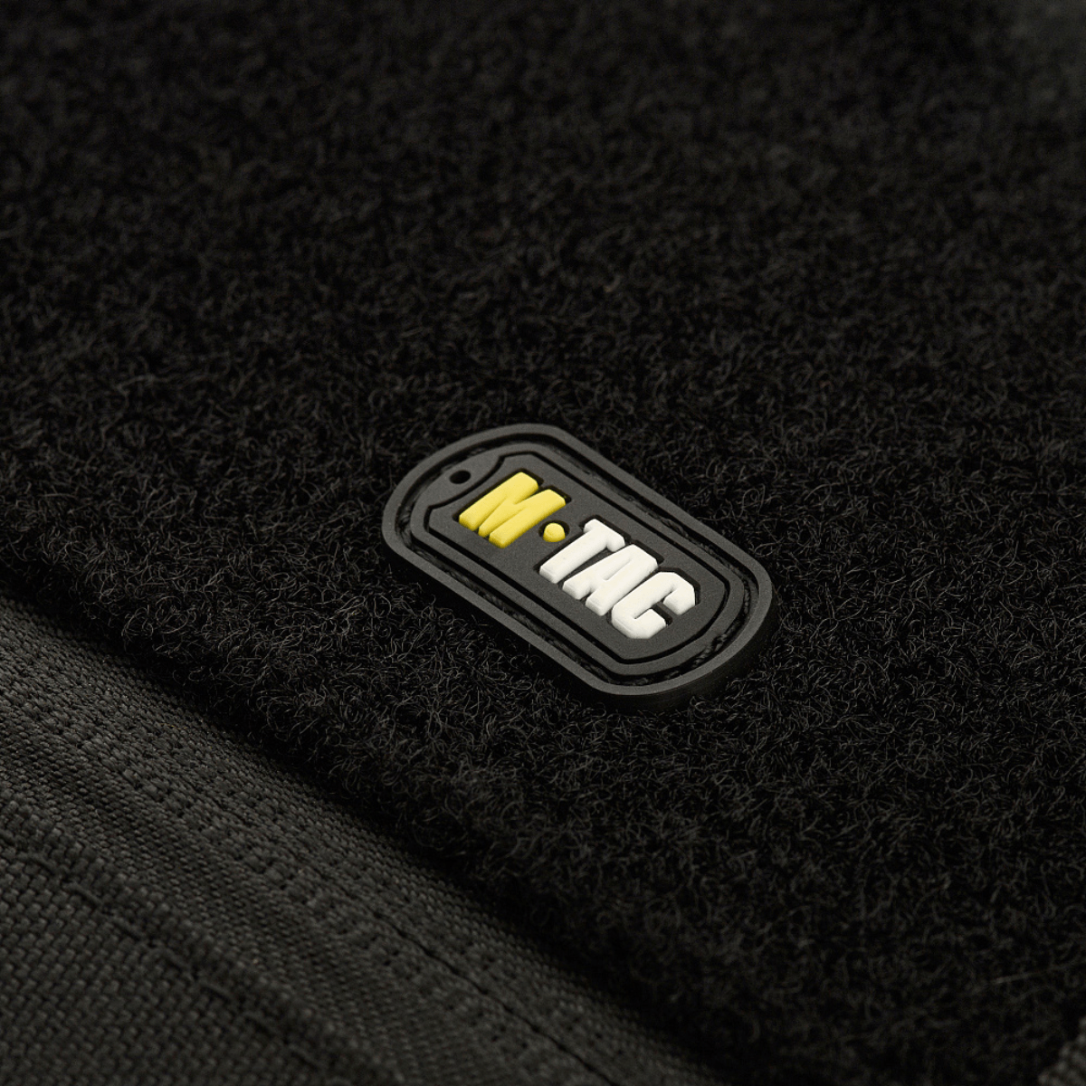 Nærbillede af M‑Tac Våbenetui 128 cm med M‑Tac logo, lavet af sort polyester til sikker transport og opbevaring af våben op til 128 cm.