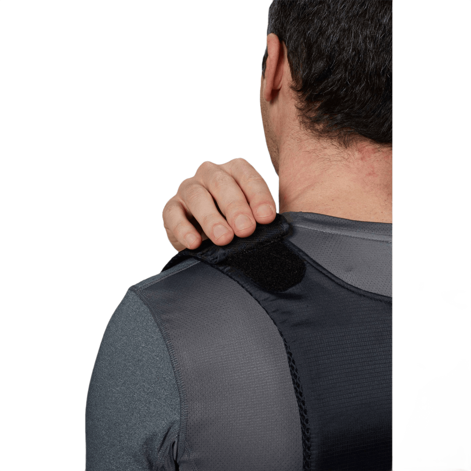 Mand iført Anorak Topaz® Concealable III Stiksikker Vest, justerer skulderstroppen for optimal skjult beskyttelse.