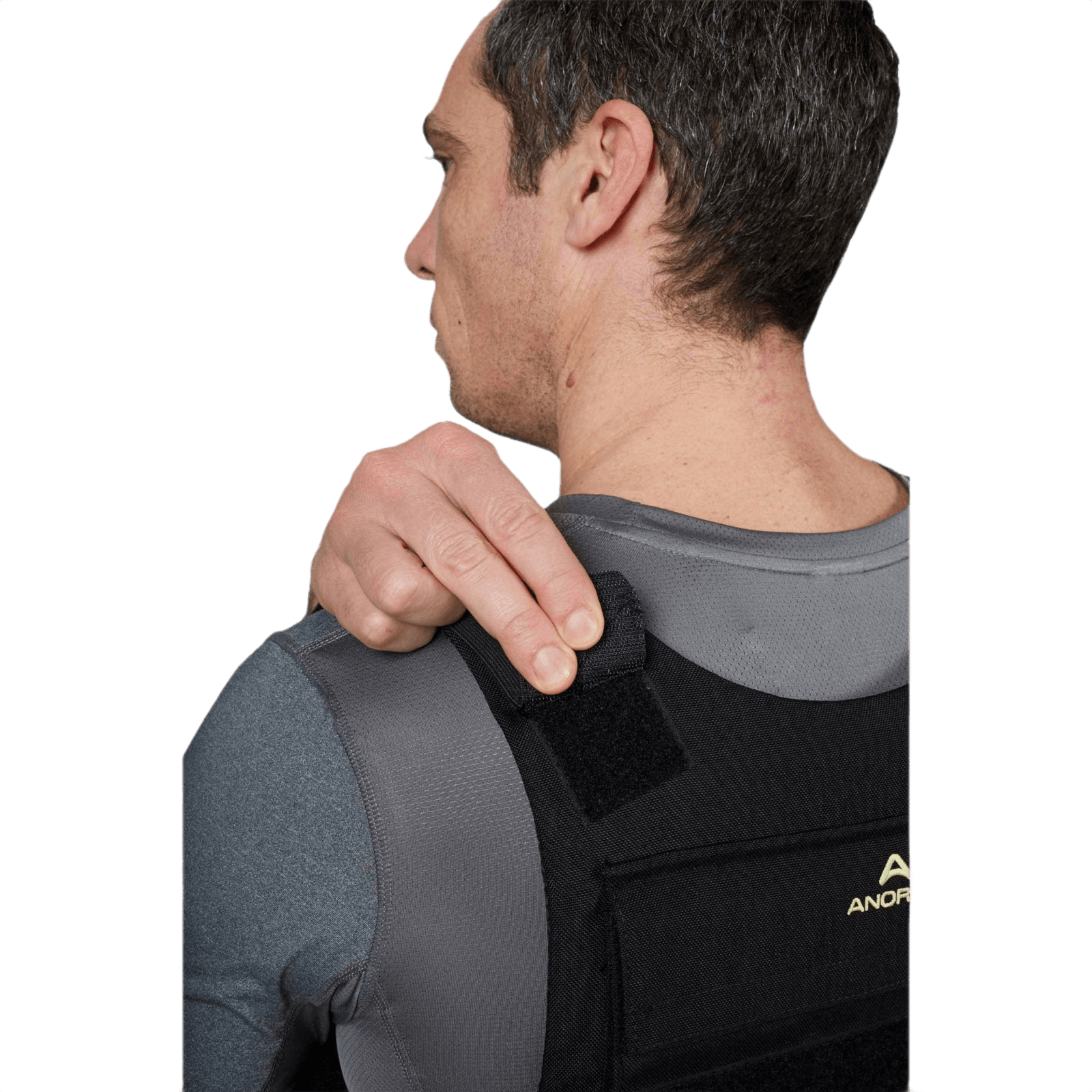 Mand justerer Anorak Chromium® Duty II Skudsikker Vest for optimal pasform, Level IIIA beskyttelse til sikkerhedspersonale.