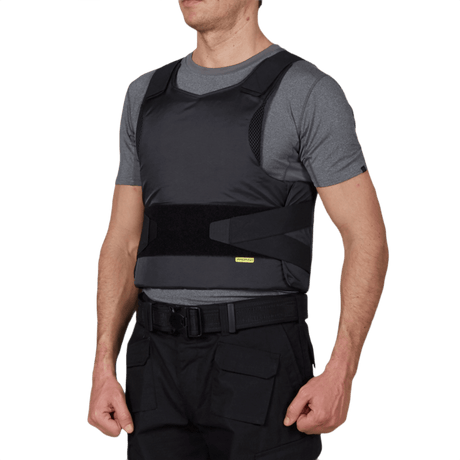 Mand iført Anorak Concealable II Cover med maksimal beskyttelse og høj skjult bæring under gråt tøj.