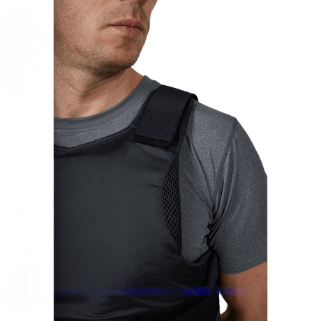 Mand iført Anorak Concealable II Cover skjult bærepanser med RIP-STOP Dry Comfort XT® og 3,5 mm SPACER Coolmax® indvendigt materiale