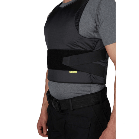 Anorak Concealable III Cover båret af mand, designet til skjult beskyttelse med RIP-STOP og Coolmax® materialer, let og komfortabel.