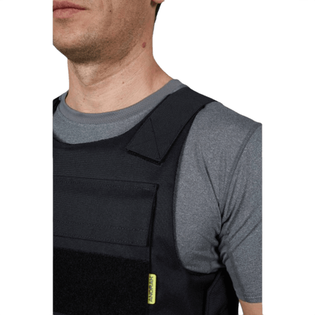 Mand iført Anorak Duty I Cover i letvægts CORDURA® og 3D SPACER Coolmax®, designet til politibetjente og sikkerhedspersonale.