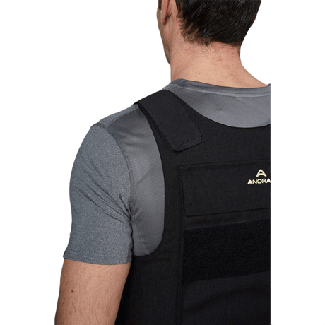 Anorak Rhodium® Duty II Stik & Skudsikker Vest set fra ryggen, der viser vestens justeringssystem og komfortable pasform.