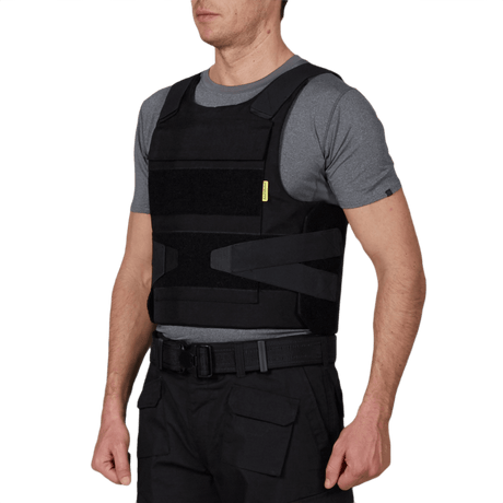 Mand iført Anorak Rhodium® Duty II Stik & Skudsikker Vest designet til maksimal beskyttelse og komfort.