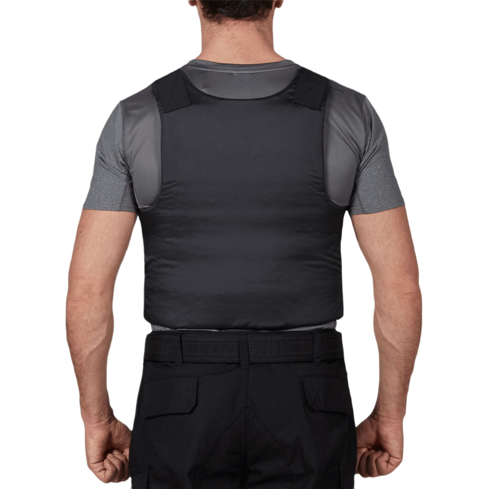 Mand i en "Anorak Concealable II Cover" vest for skjult bæring, visning bagfra, indendørs.