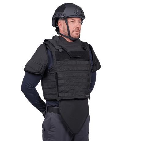 EA Combat Skud & Stiksikker Vest i sort med NIJ Level IIIA certificering, modulært design og beskyttelse, galleri position 1 på model.