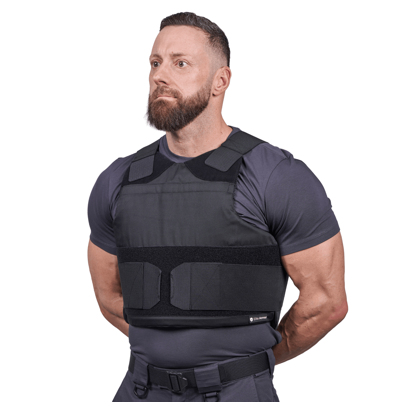 Mand iført Elite Armor Impact stik og skudsikker vest - set forfra i vinkel