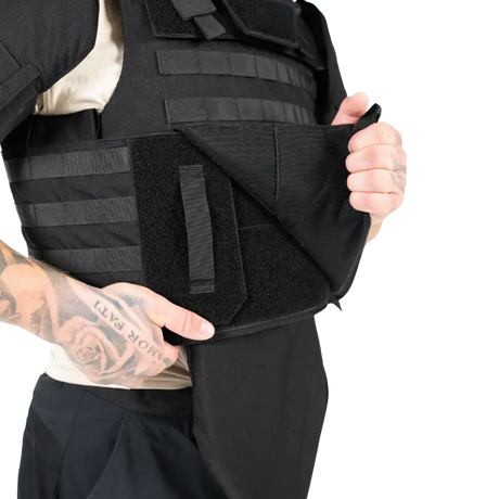 EA Combat Skud & Stiksikker Vest med modulært design, sort materiale og NIJ Level IIIA certificering, galleri position 1 på model.