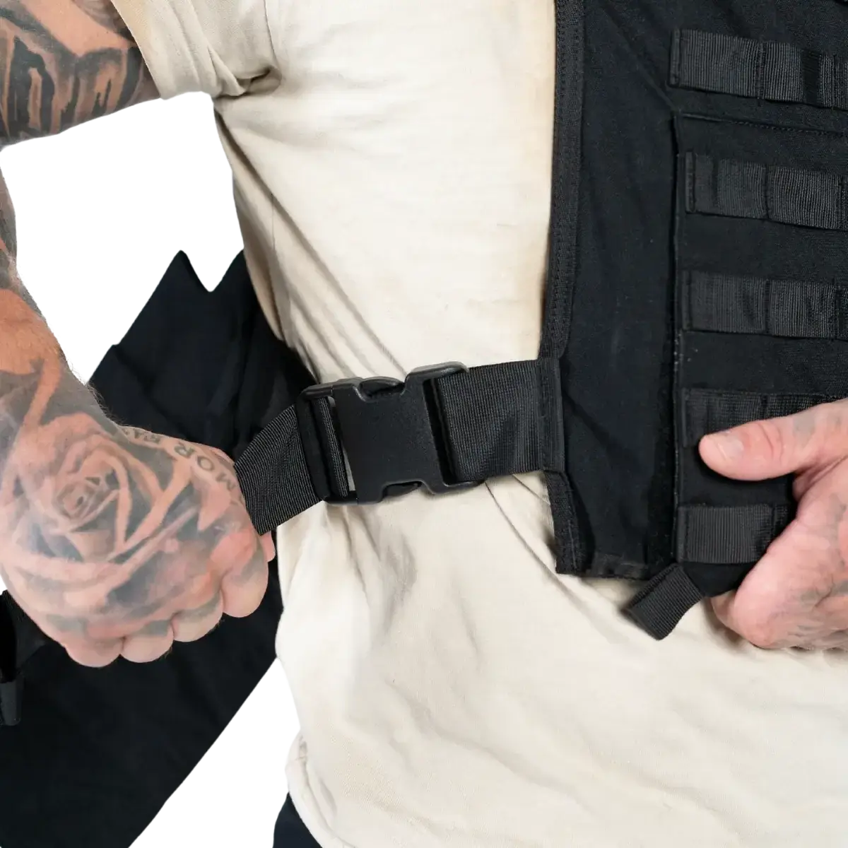 EA Plate Carrier Sort i galleri position 1 med justerbart bæltesystem, slidstærkt materiale og NIJ-certificeret stik- og skudsikker beskyttelsesvest.