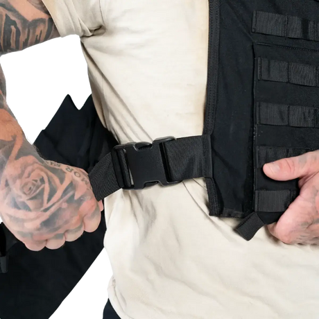 EA Plate Carrier Sort i galleri position 1 med justerbart bæltesystem, slidstærkt materiale og NIJ-certificeret stik- og skudsikker beskyttelsesvest.