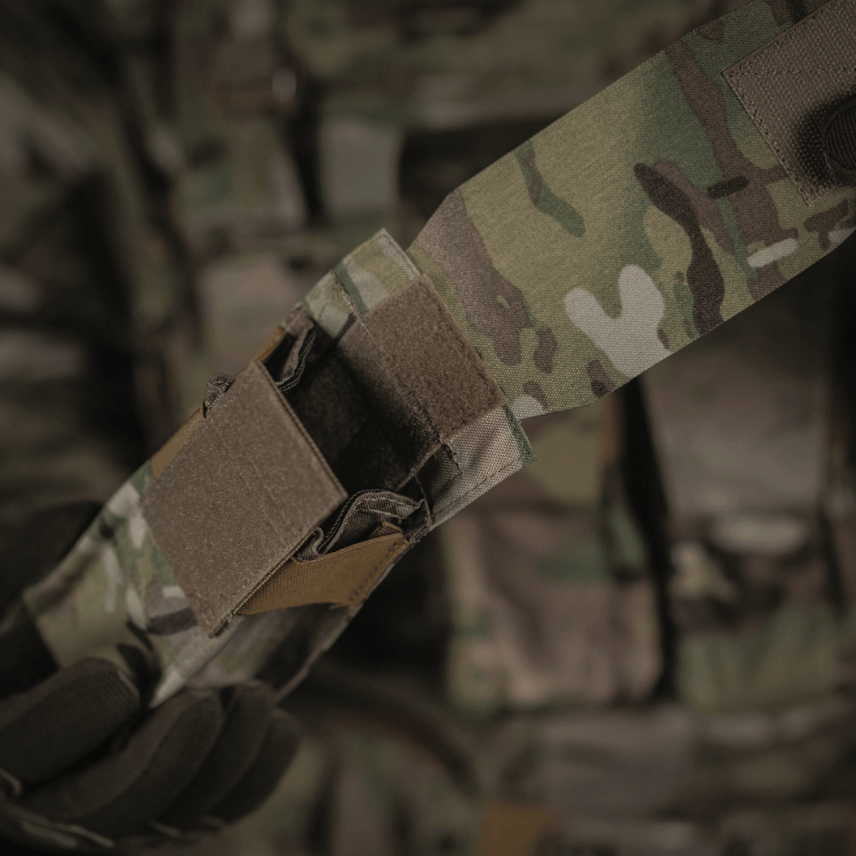 M-Tac taske til 2 magasiner i slidstærkt Cordura-materiale, ideel til brug i militær og politiudstyr.