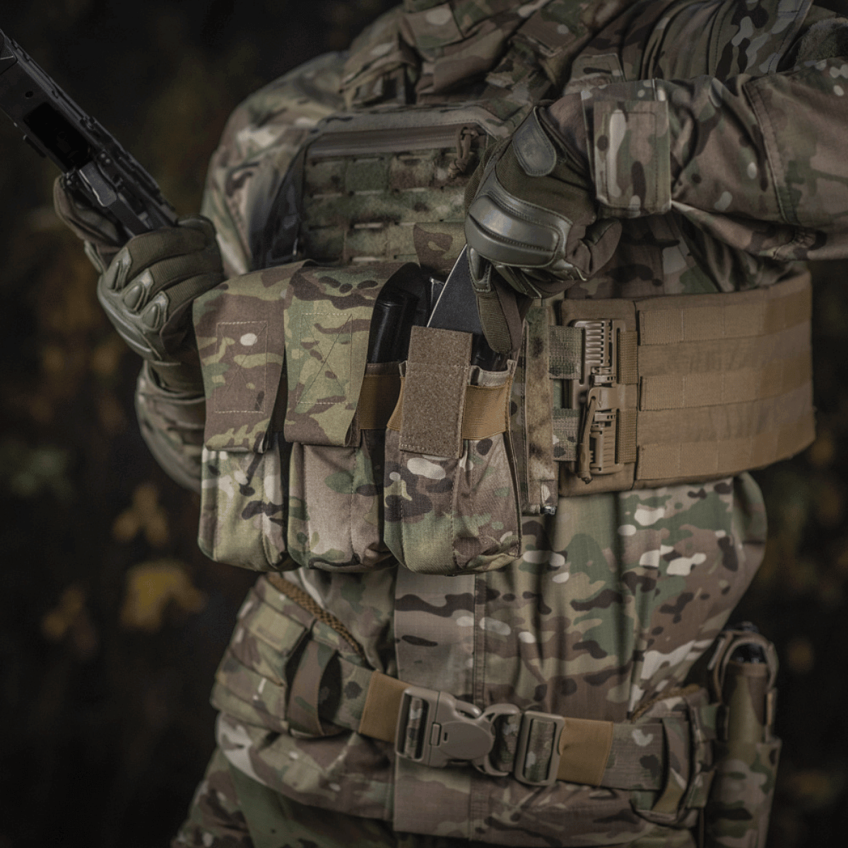 M-Tac taske til 2 magasiner i Cordura-materiale med taktisk opbevaring på militært udstyrsbælte, optimal til politiet og specialstyrker.