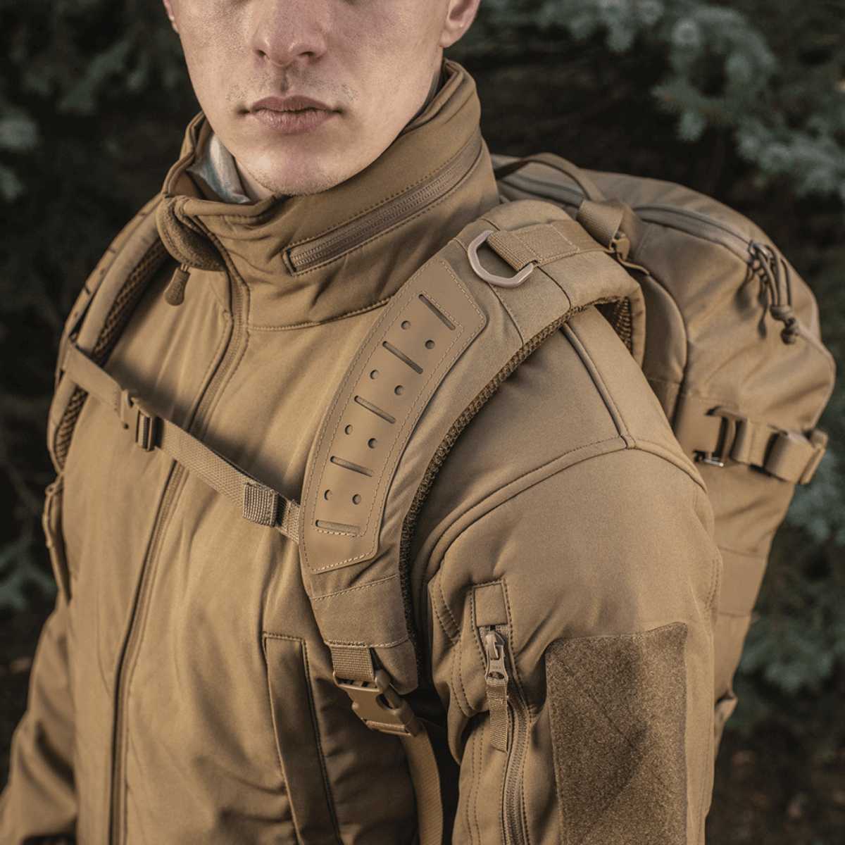 Mand iført M-Tac Rygsæk Gen. II Elite – Small med MOLLE-paneler og sidelommer, designet til praktisk pakning og sikker opbevaring.