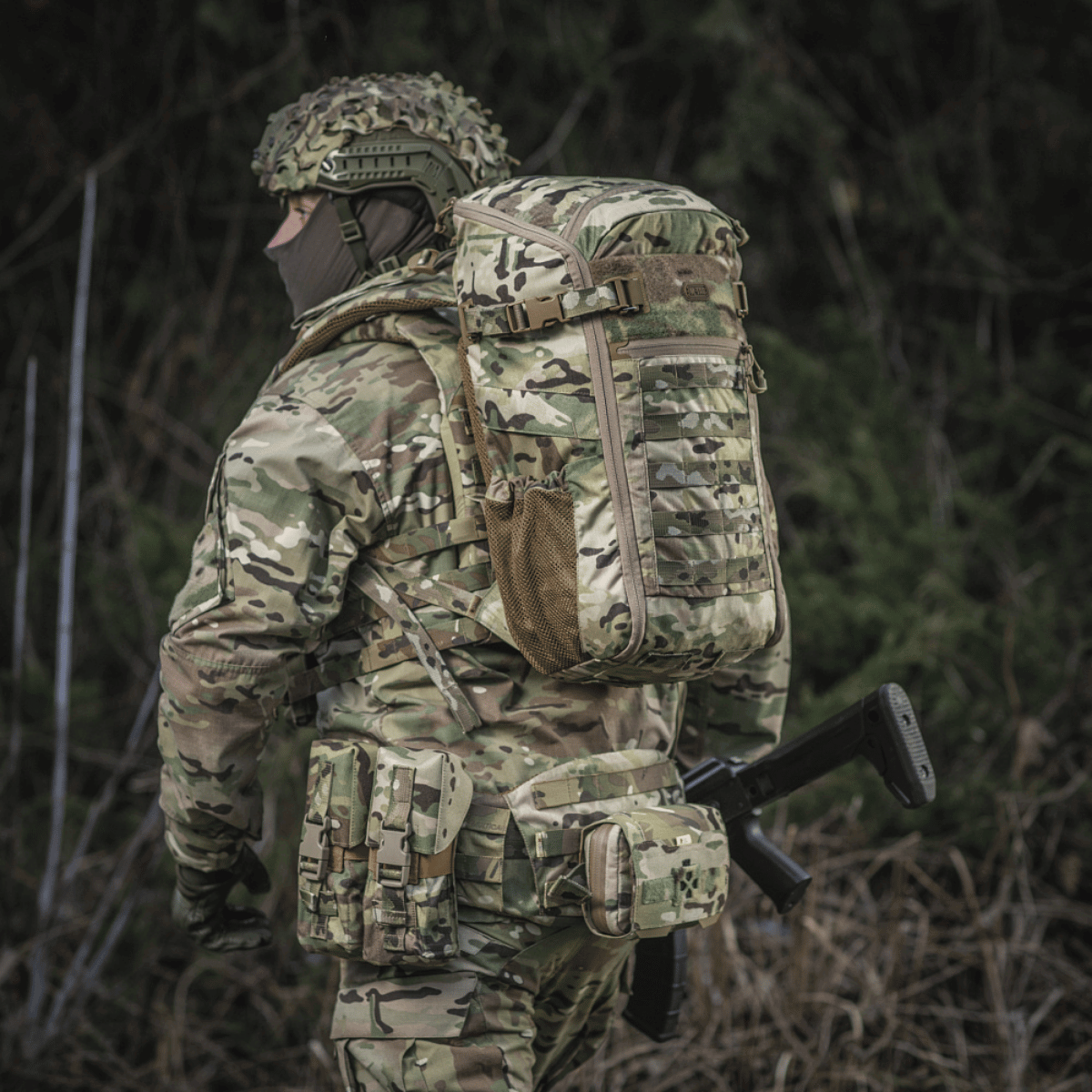 Militærpersonel med M-Tac Rygsæk Gen. II Elite – Small i camouflagemønster i skov.