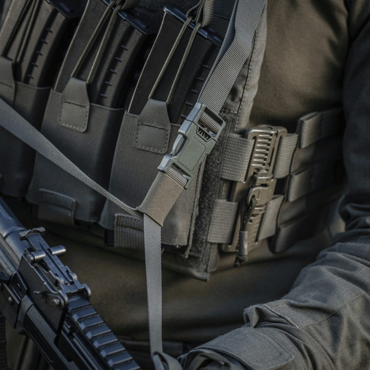 Nærbillede af M-Tac Våbenbælte med Tre Punkter på soldat i taktisk udrustning, designet til intense ildkampe og urbane missioner.