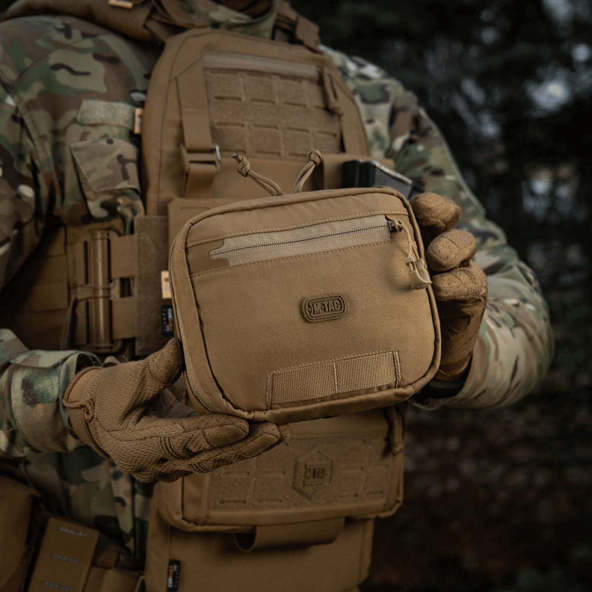 M-Tac organizer pouch Elite fastgjort til taktisk vest, ideel til førstehjælpsudstyr og EDC-sæt via M.O.L.L.E. system.