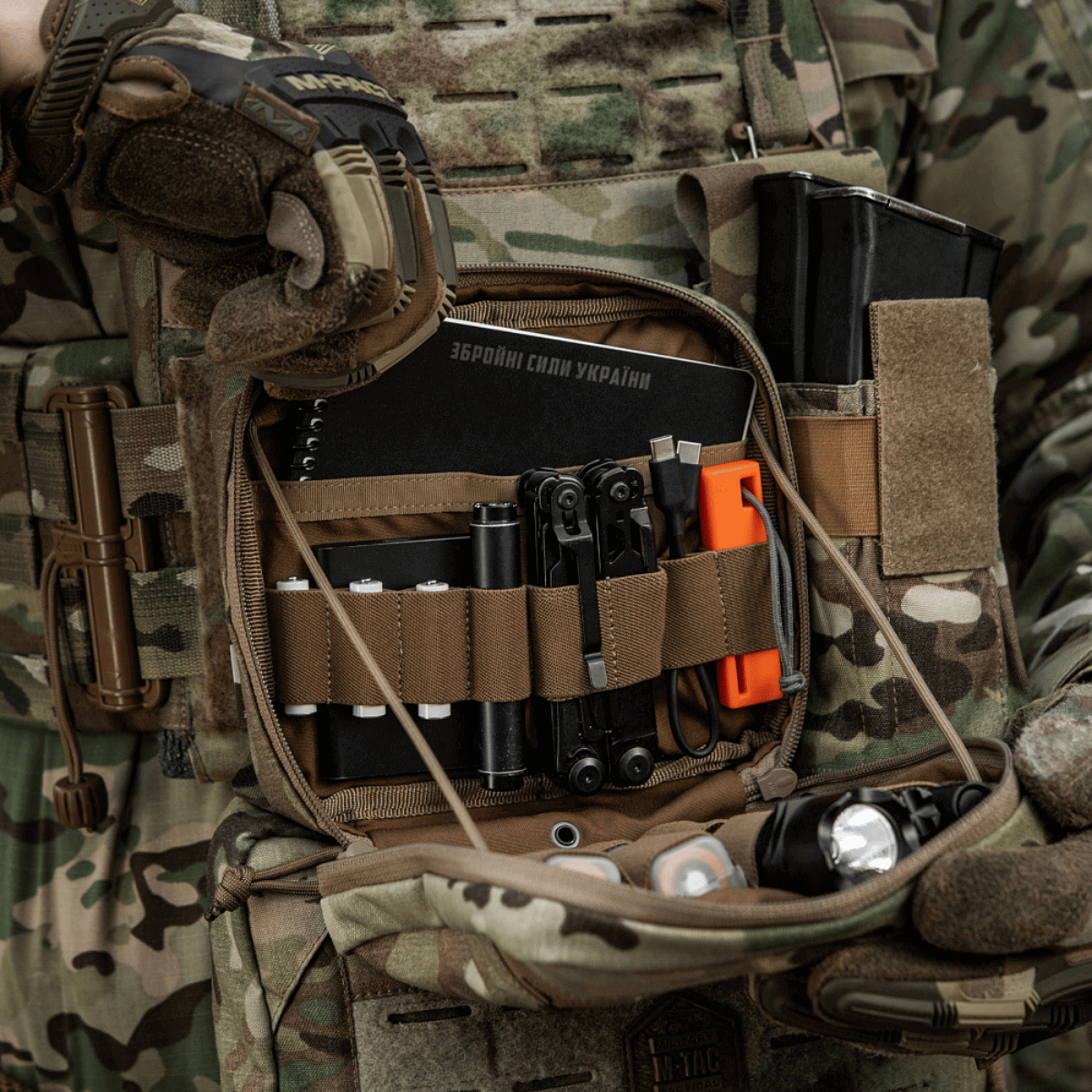 Alt Tag: M-Tac organizer pouch Elite i brug med taktisk udstyr, fastgjort til en vest via M.O.L.L.E. systemet, åben ved 90 grader.