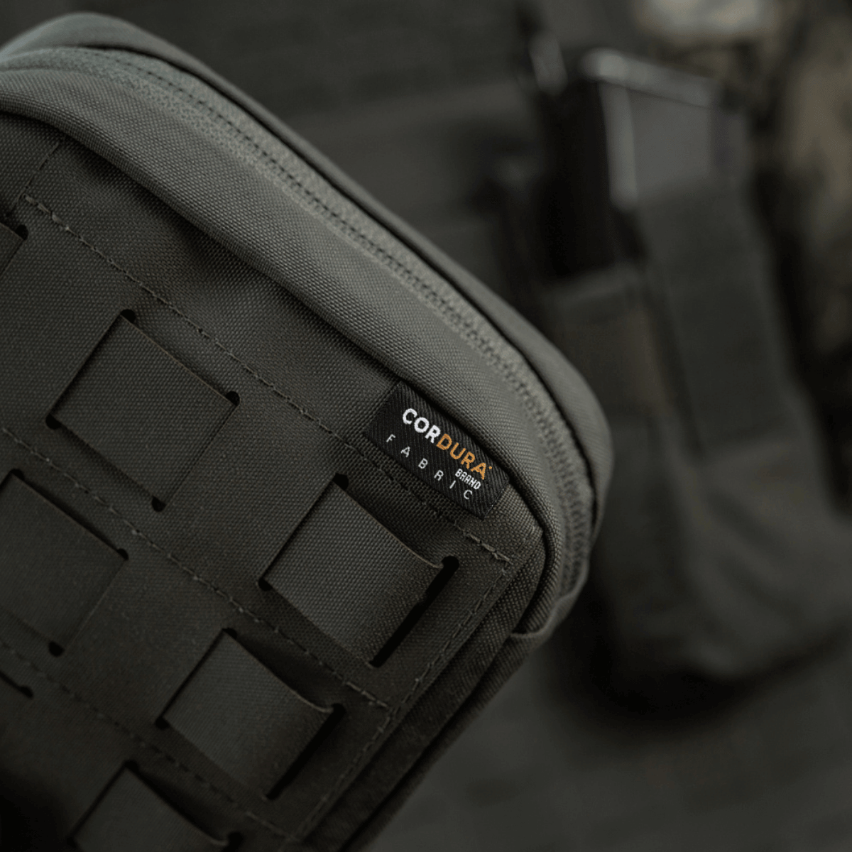 M-Tac organizer pouch Elite med M.O.L.L.E.-system på en sort baggrund, universal taktisk holder i slidstærkt Cordura-stof.