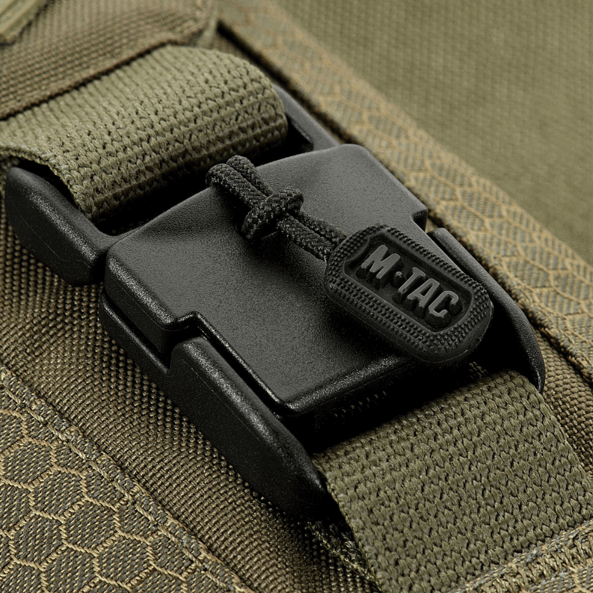 Nærbillede af M-Tac Smartphone Taske Elite Medium Hex i sort CORDURA HEX 1000D materiale med spændelukning