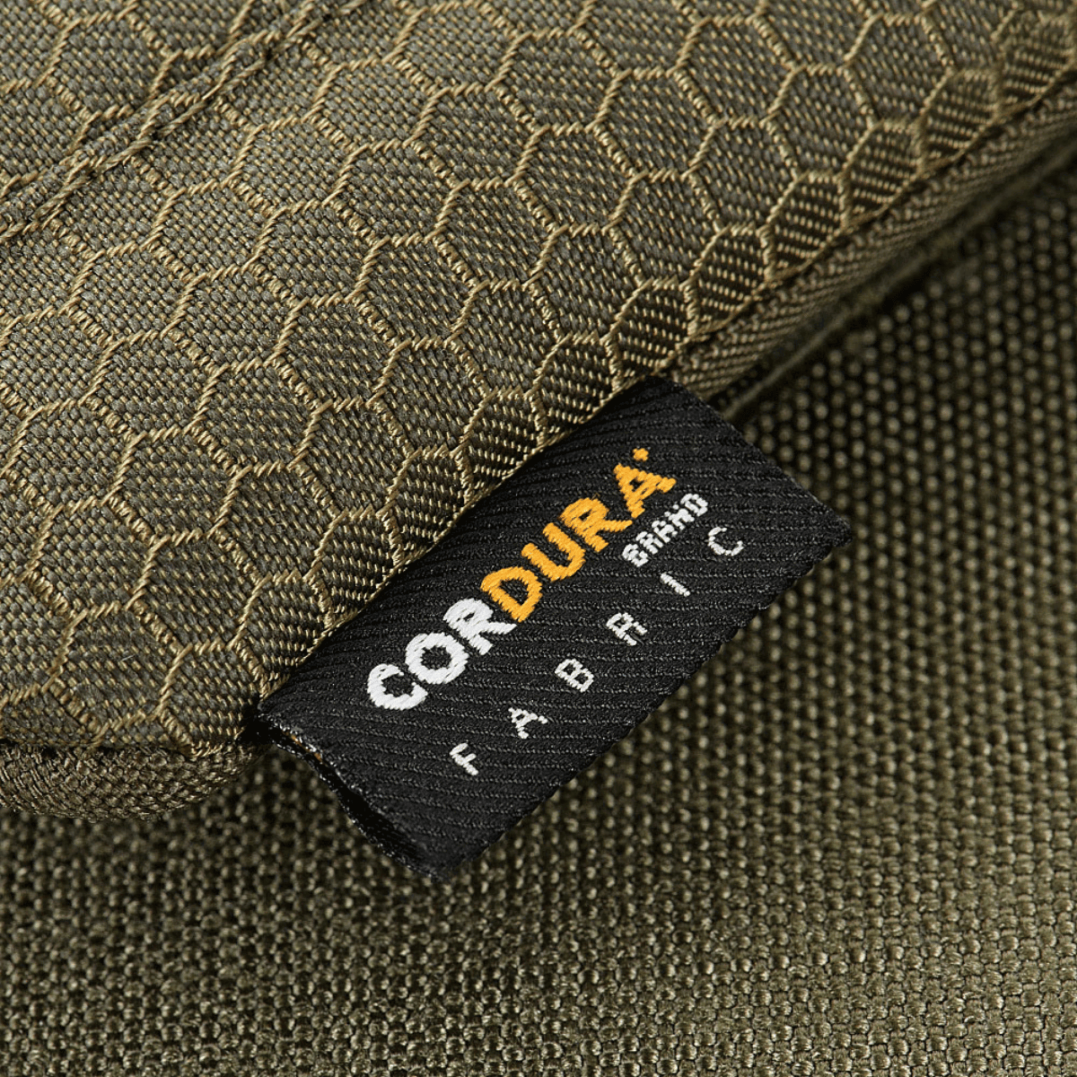 Detalje af CORDURA HEX 1000D materiale på M-Tac Smartphone Taske Elite Medium Hex, der viser holdbarhed og stilfuldt design.