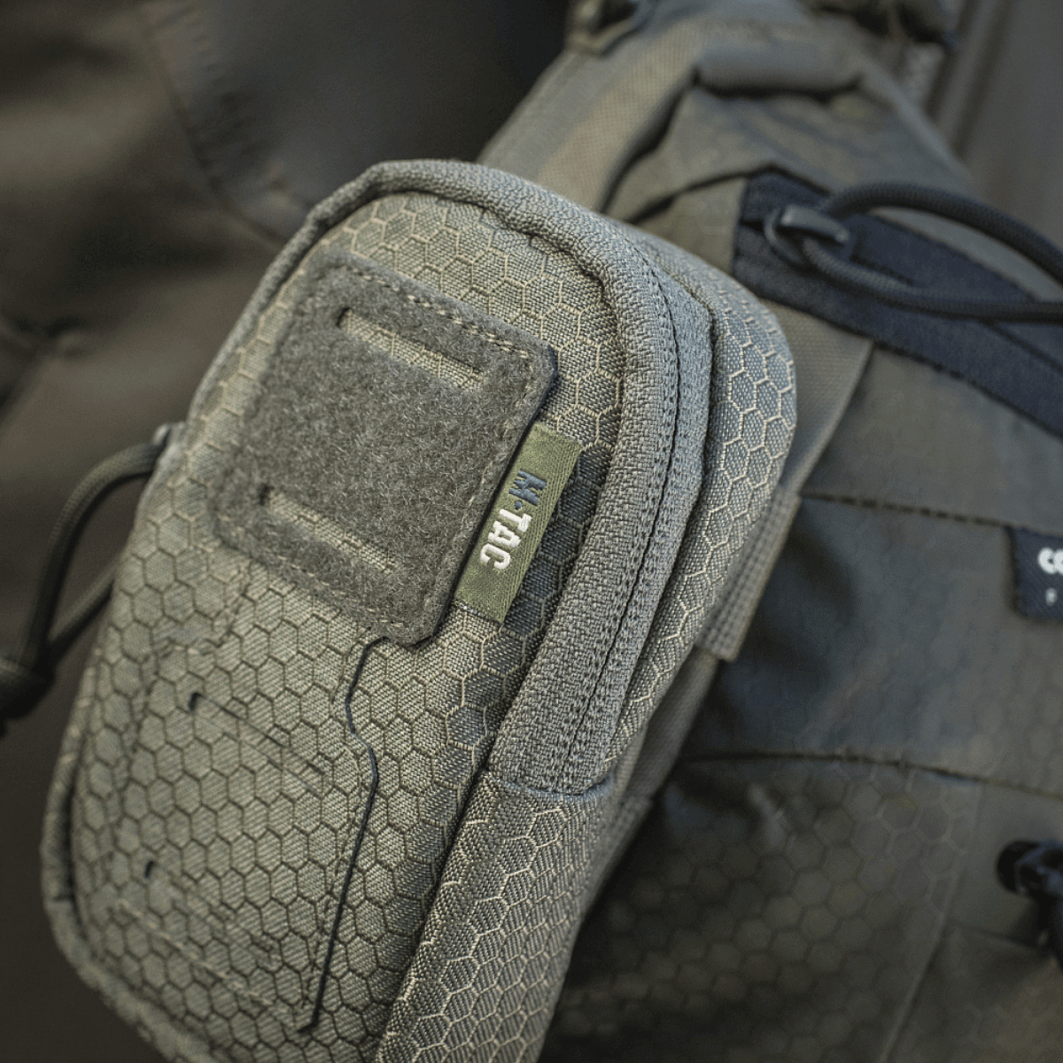 M-Tac PC Utility Taske Elite Hex i Cordura HEX monteret på MOLLE-system, sort skuldertaske i nærbillede