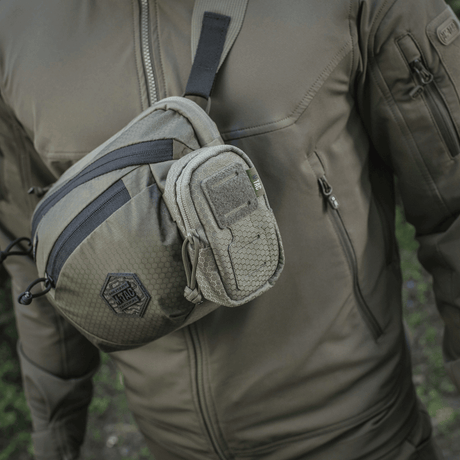 M-Tac PC Utility Taske Elite Hex i olivengrøn med hexagonalt mønster, MOLLE-kompatibel og slidstærkt materiale, galleri position 1.