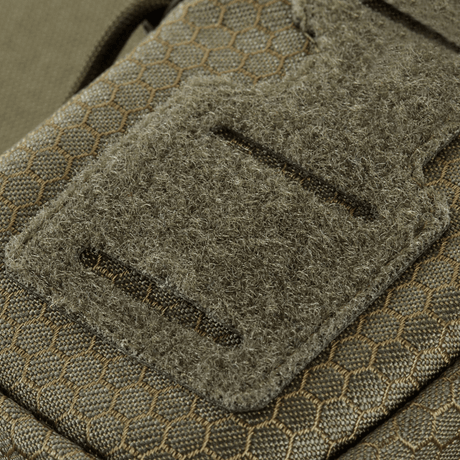 M-Tac PC Utility Taske Elite Hex Gen. II i olivengrøn med hexagonal tekstur, MOLLE-kompatibilitet og slidstærkt materiale, galleri position 1.