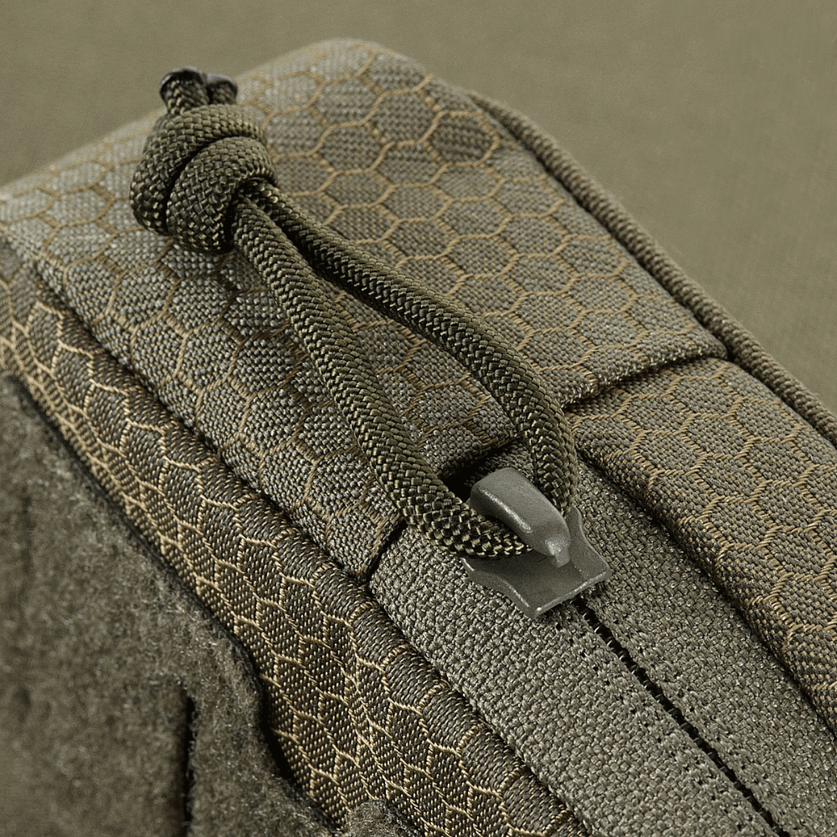 Nærbillede af M-Tac PC Utility Taske Elite Hex Gen. II med Cordura HEX stof, monteret med lynlås snor for bedre funktionalitet.