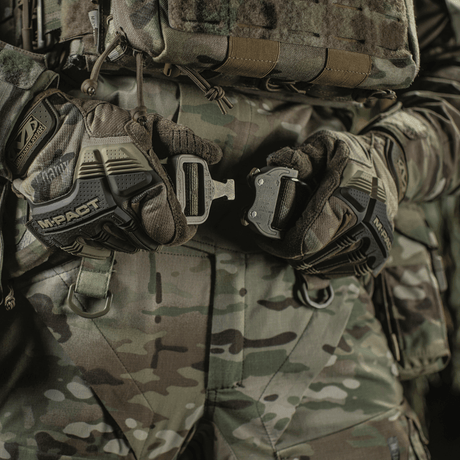 M-Tac Taktisk Krigsbælte Tiger D-Ring Cobra i brug i et kampsceneri med robust Cordura® 500D materiale og avanceret spænde.
