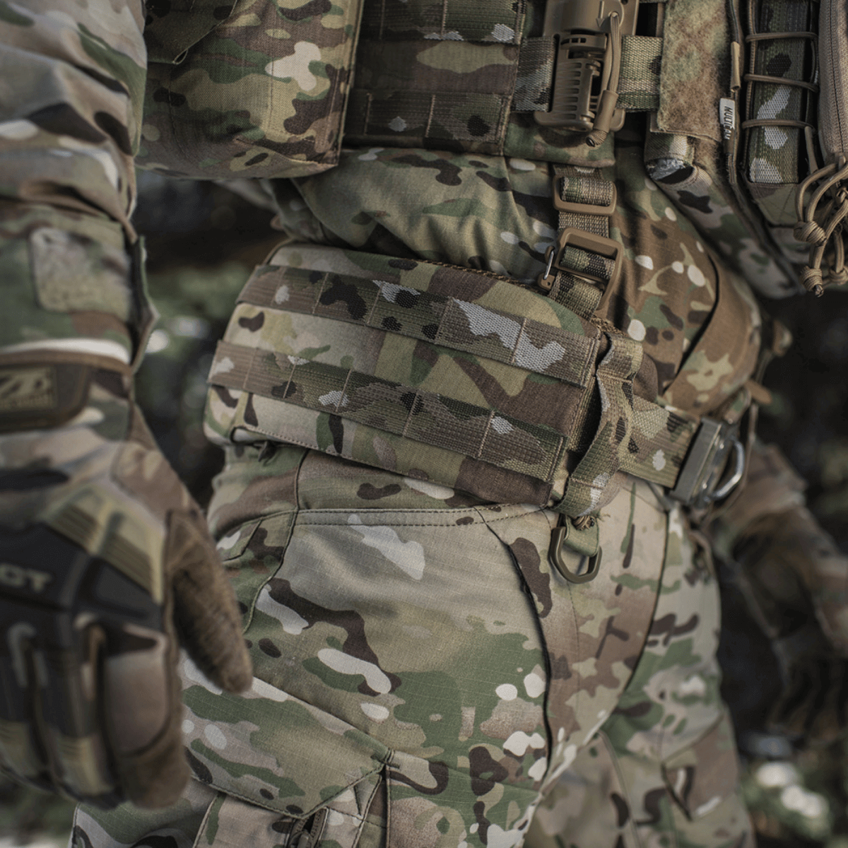 Taktisk M-Tac Krigsbælte ARMOR Tegris D-Ring Cobra i Multicam under mission, slidstærkt Cordura 500D materiale