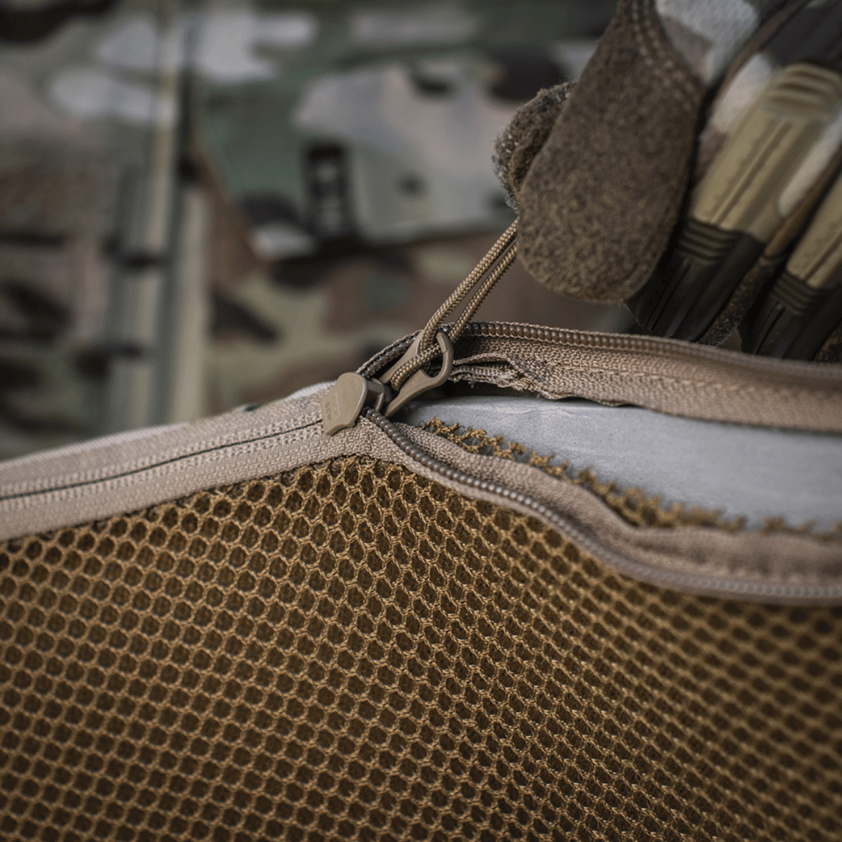 Nærbillede af M-Tac Krigsbælte ARMOR Tegris D-Ring Cobra med militærpersoner baggrund i multicam udstyr.