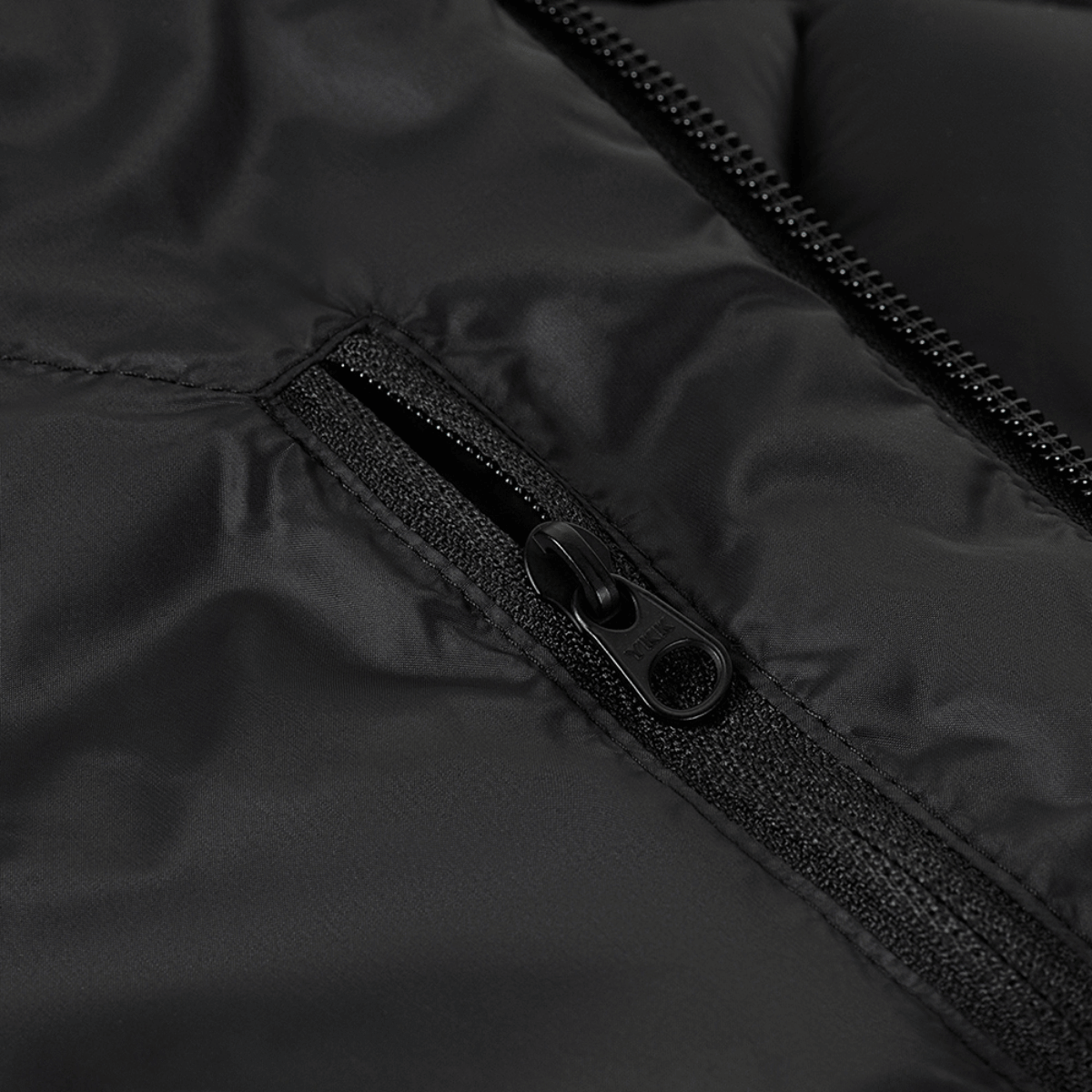 Nærbillede af lynlåsdetalje på M-Tac Space Armor Jakke Gen.II, fremstillet af let åndbar nylon med supplex-elastik. Stilfuld og praktisk jakke.