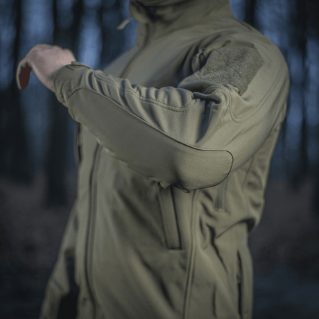 M-Tac Soft Shell Jakke indbyggede polyuretan-membran til vejrbeskyttelse, med fleece-lag for isolering mod kulde i naturligt miljø.