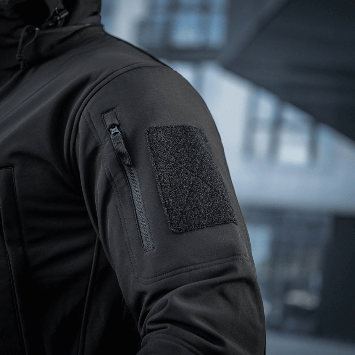 Detaljebillede af M-Tac Soft Shell Jakke med fleecefor og vandafvisende ydre til beskyttelse mod dårligt vejr.