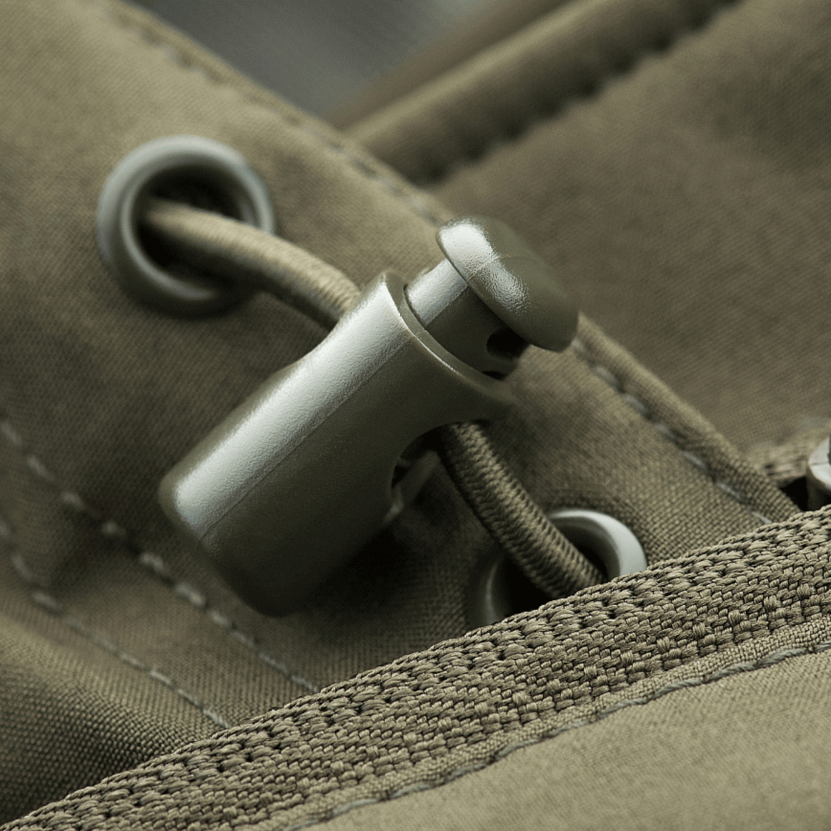 Nærbillede af M-Tac Soft Shell Police Jakke med detalje af snorjustering på hætten for beskyttelse mod vejr