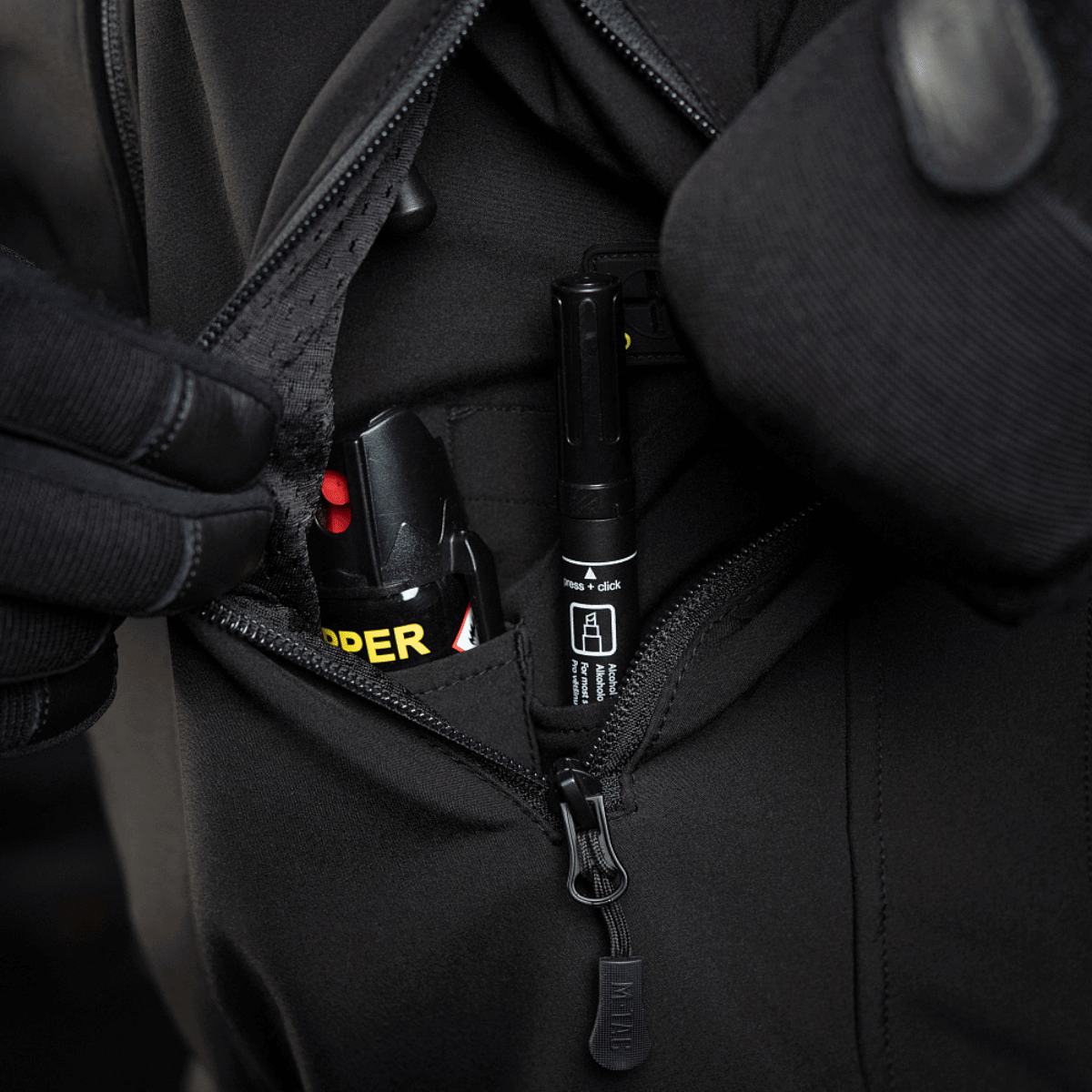 Detaljebillede af M-Tac Soft Shell Police Jakke med justerbare lommer, der viser opbevaring af taktisk udstyr i brystlommen.