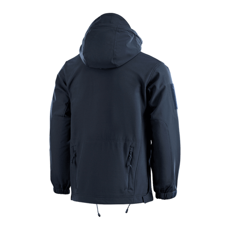 M-Tac Soft Shell Police Jakke set bagfra med justerbar hætte og lynlåslommer, designet til alsidig bevægelse og beskyttelse mod elementerne.