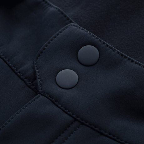 Nærbillede af M-Tac Bukser Soft Shell Vinter med fokus på knapdetaljer, der viser det softshell materiale og fleecefor.