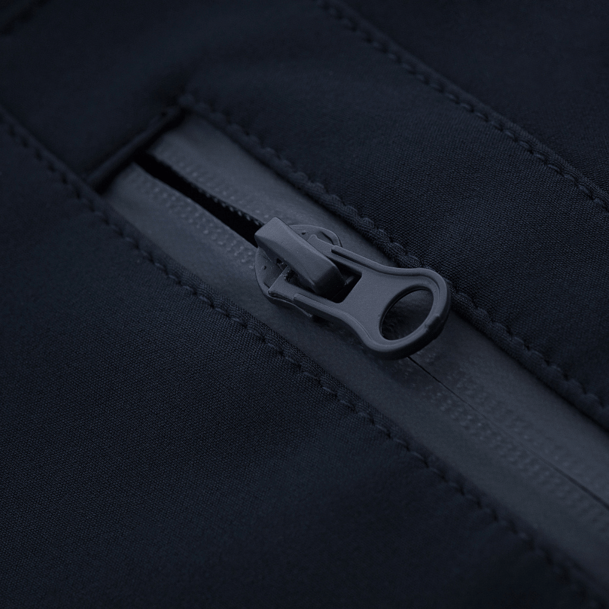 Lynlåsdetalje af M-Tac Bukser Soft Shell Vinter med vind- og fugtbeskyttelse, blødt fleecefor, ideel til kolde årstider.