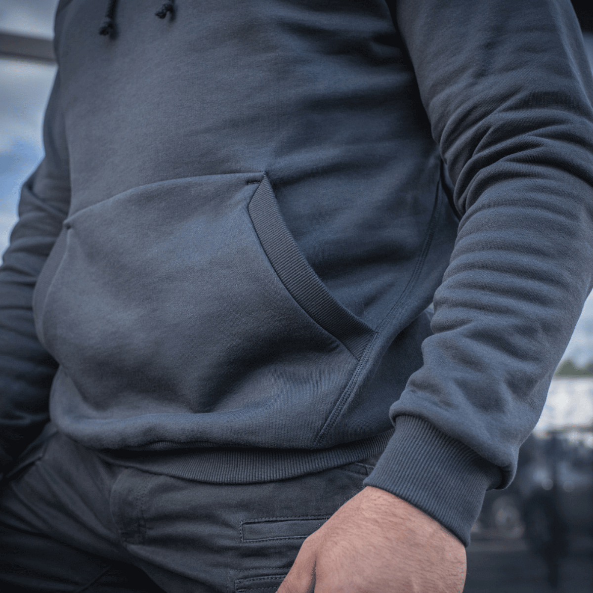 M-Tac Hættetrøje Cotton Raglan i mørkeblå vises i nærbillede med fokus på hættetrøjen og raglanærmerne.