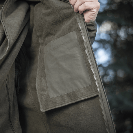 Detaljebillede af M-Tac Soft Shell Jakke med Liner viser aftageligt fleecefoer og lynlås.