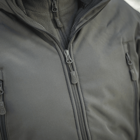 M-Tac Soft Shell Jakke med Liner med aftageligt foer og lynlås, ideel til dårligt vejr med letvægtsdesign.