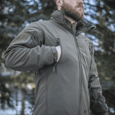 M-Tac Soft Shell Jakke med Liner til mænd med aftagelig foer og lynlås, ideel til udendørs aktiviteter i dårligt vejr.