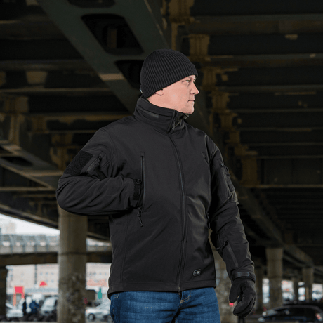 M-Tac Soft Shell Jakke med Liner på mand i urban miljø